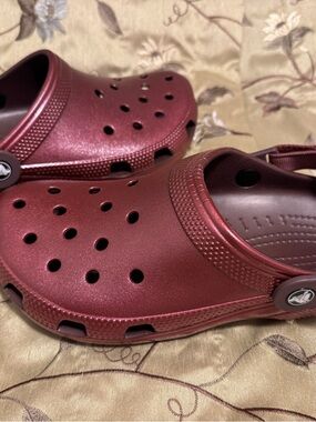 Universal Crocs Classic Clogs Maroon Shimmer
